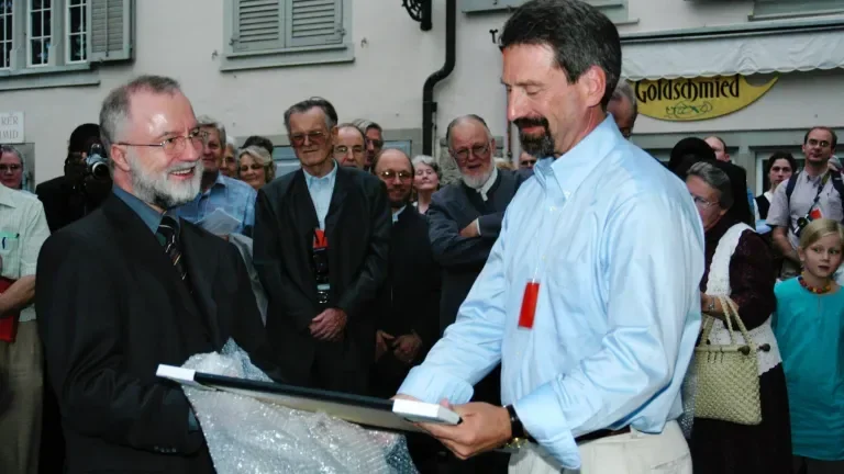 Begegnung in Zürich 26. Juni 2004 Ruedi Reich und John Sharp bei der Einweihung der Täufer-Gedenktafel 2004 in Zürich